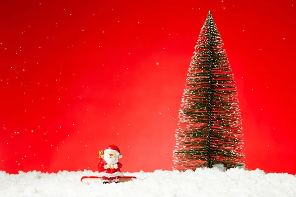 Крупный План Игрушки Санта Клауса Снегу Фейри Рождественской Елкой Красном — стоковое фото