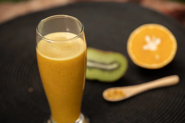 Ett Glas Cocktailsmoothie Gjort Apelsin Och Kiwi Bordsmatta Hälsosam Vegansk — Stockfoto