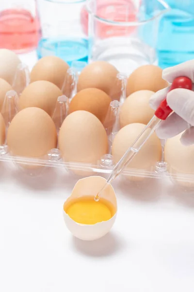 Vertical Shot Scientist Adding Toxic Substances Egg Laboratory — Stock Photo, Image