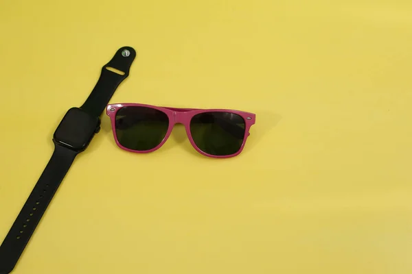 Eine Nahaufnahme Von Cooler Lila Sommersonnenbrille Und Einer Schwarzen Smartwatch — Stockfoto