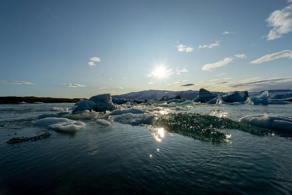 ジョクルサロン氷河湖の表面に反射する太陽の美しいショット 風光明媚なアイスランド — ストック写真