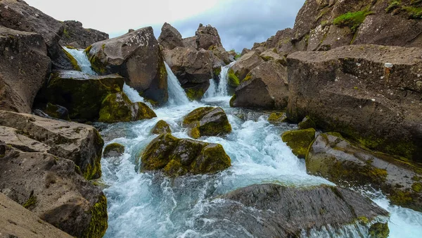 Krásný Výhled Vodopád Obklopený Skalnatými Útesy Islandu — Stock fotografie