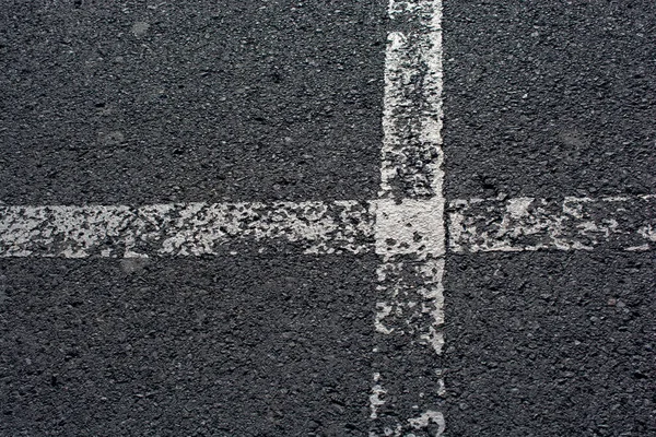 Asfalttaki Beyaz Pejmürde Yol Çizgilerinin Üst Görüntüsü — Stok fotoğraf