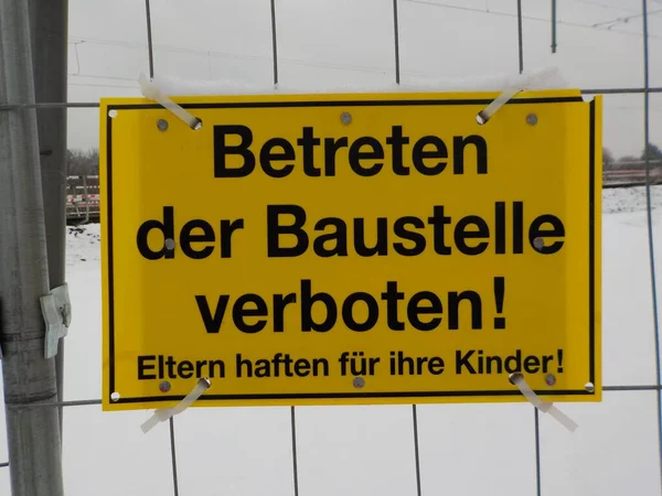 독일의 현장에서 수있는 표지판이다 공사장에 방해하지 부모는 자녀에 책임이 — 스톡 사진