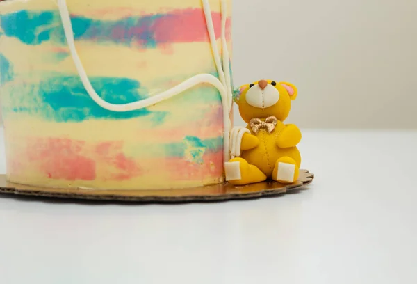 Bolo Aniversário Bonito Com Urso Isolado Fundo Branco — Fotografia de Stock