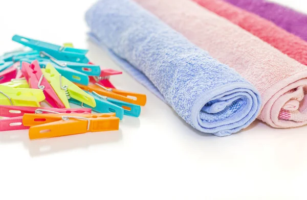 Bunte Saubere Und Gewickelte Handtücher Und Viele Plastikklammern Auf Weißer — Stockfoto