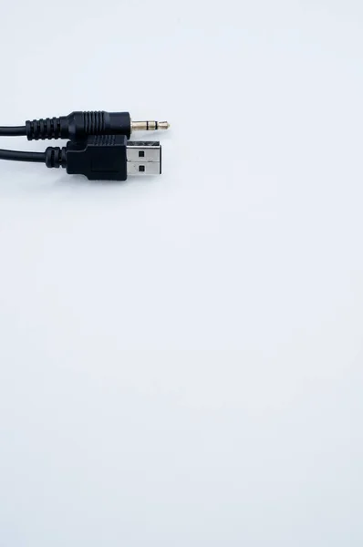 Disparo Vertical Cable Usb Aux Aislado Sobre Fondo Gris —  Fotos de Stock