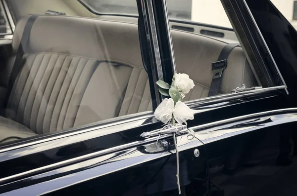 Ein Schönes Retro Auto Mit Künstlichen Weißen Rosen — Stockfoto