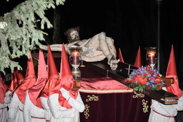 バジャドルでの聖週間に十字架につけられたイエスの像を携えた悔悟した同胞団 — ストック写真