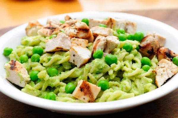 Pesto Ervilhas Com Fusilli Frango Grelhado Cubos Uma Deliciosa Refeição — Fotografia de Stock