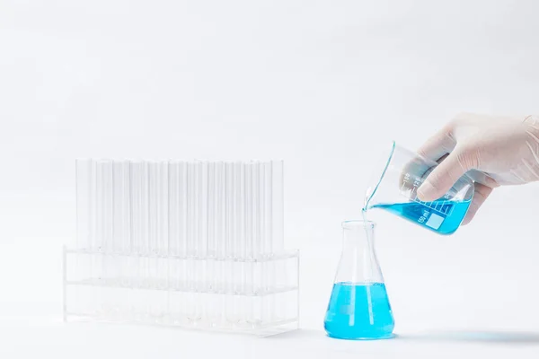 Gros Plan Scientifique Expérimentant Des Substances Toxiques Bleues Dans Laboratoire — Photo