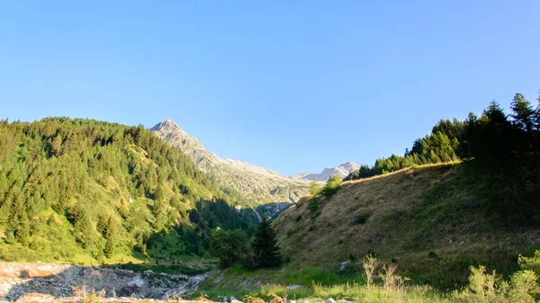 Uno Splendido Paesaggio Del Monte Pizzo Rotondo Svizzera Sotto Cielo — Foto Stock