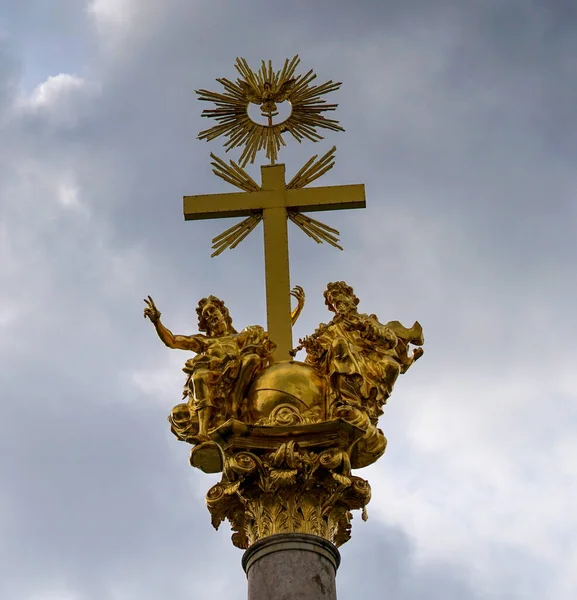 Eine Vertikale Flachbild Aufnahme Der Dreifaltigkeitssäule Der Straubinger Innenstadt — Stockfoto