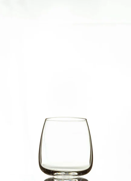 玻璃杯白色背景上水晶威士忌酒杯的垂直镜头 — 图库照片