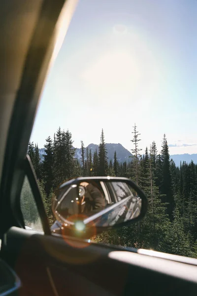 자동차 창문에서 숲으로 뒤덮인 산들을 똑바로 — 스톡 사진
