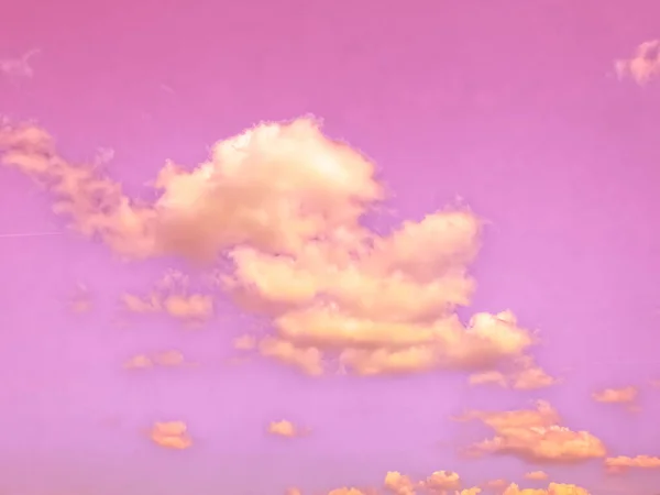 Beyaz Bulutlu Manzaralı Pembe Bir Gökyüzü Arka Plan Için Mükemmel — Stok fotoğraf