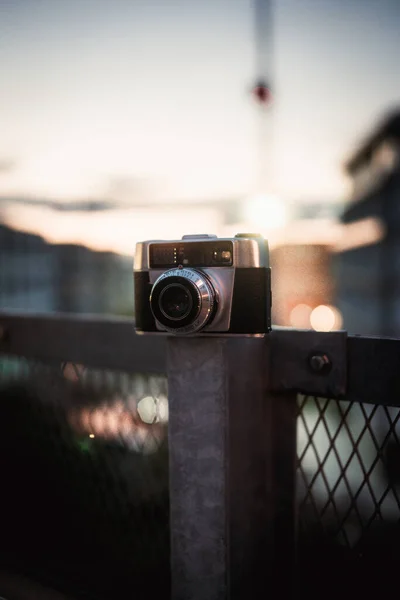 夜の金属製の柵の上のカメラの垂直ショット — ストック写真