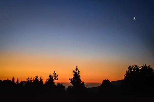Eine Erstaunliche Show Von Leuchtend Orangefarbenem Sonnenuntergang Und Mond Perfekt — Stockfoto