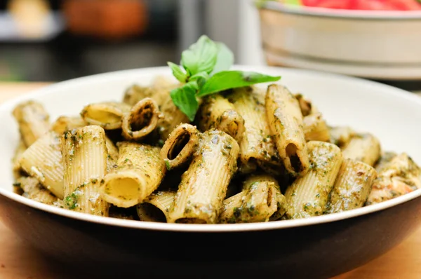 Pesto Pasta Met Kip Basilicum Parmezaanse Kaas Zoete Erwten — Stockfoto