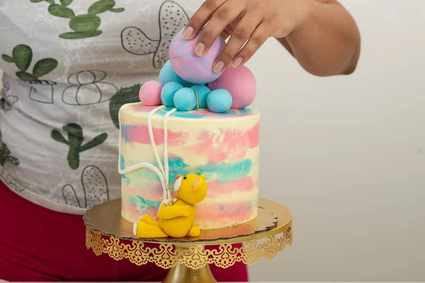 子供用のケーキを飾る女性パン屋 — ストック写真