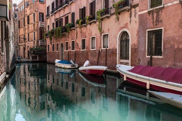 Barcos Canal Entre Edifícios Veneza Itália — Fotografia de Stock