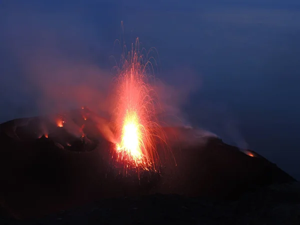 Hipnotyzujące Ujęcie Erupcji Wulkanu — Zdjęcie stockowe