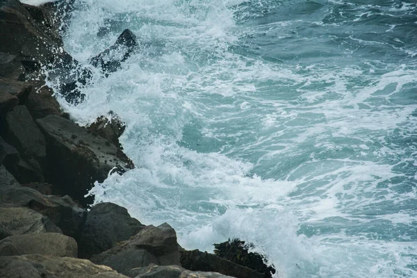 Incredibile Colpo Onda Blu Spruzzi Roccia Carta Parati Perfetta Sfondo — Foto Stock