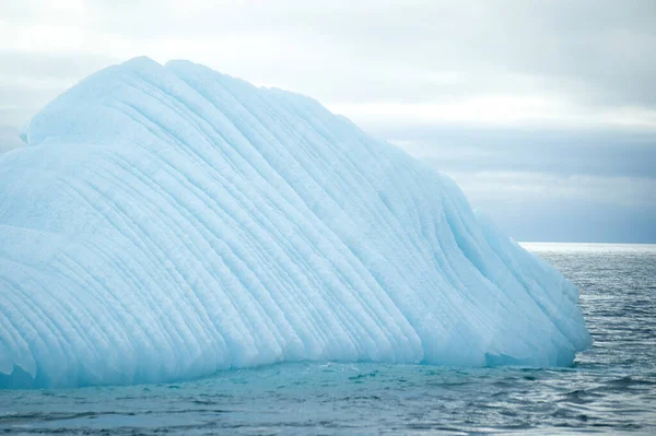 Enorme Iceberg Branco Flutuando Mar Ártico Svalbard — Fotografia de Stock