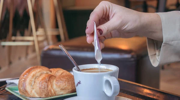 커피에 설탕을 여성의 선택적 포커스 — 스톡 사진