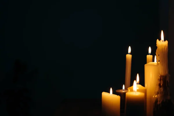 Closeup Shot Burning Candles Dark Room — Stock Photo, Image