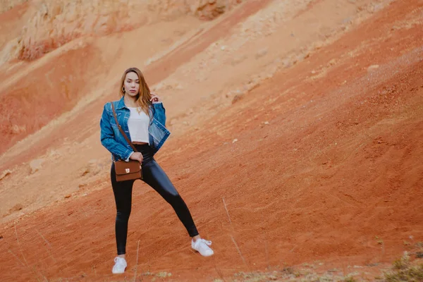 Eine Modische Frau Posiert Auf Den Steinen Der Sabrinsky Wüste — Stockfoto