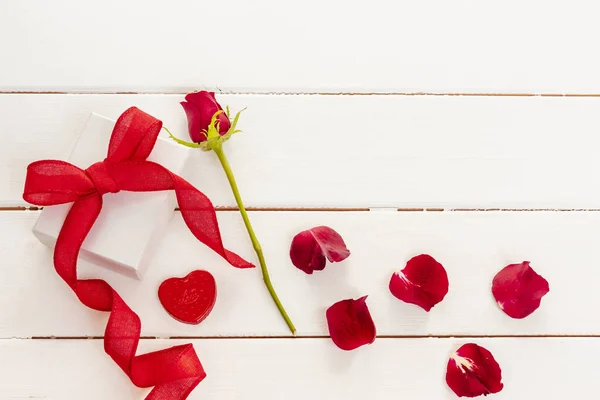 Red Rose Petals Gift Box Bow Valentines Day — Stock Photo, Image