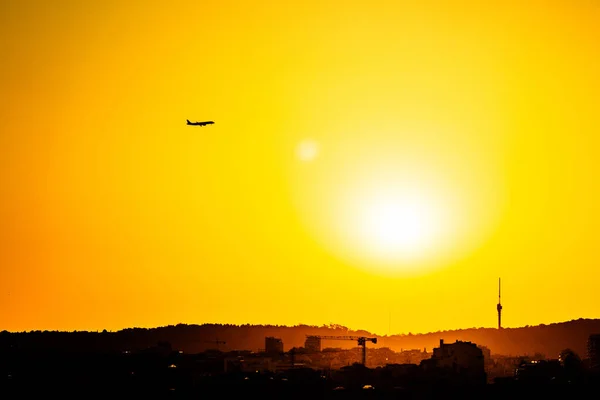 Primer Plano Avión Volando Sobre Lisboa Portugal Atardecer — Foto de Stock