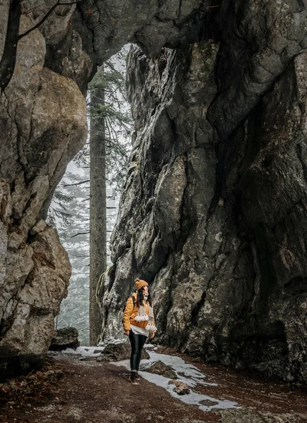 Una Hermosa Foto Una Joven Excursionista Dentro Una Enorme Cueva — Foto de Stock