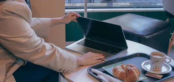 Una Hembra Abre Cuaderno Una Mesa Junto Desayuno Croissant Café —  Fotos de Stock