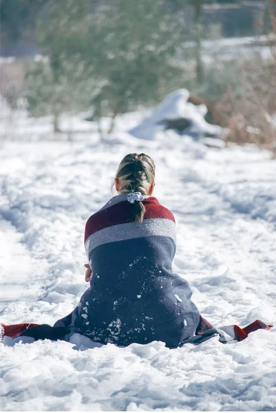 Μια Κάθετη Επιλεκτική Φωτογραφία Μιας Κυρίας Καλυμμένης Ένα Χειμερινό Μαντήλι — Φωτογραφία Αρχείου