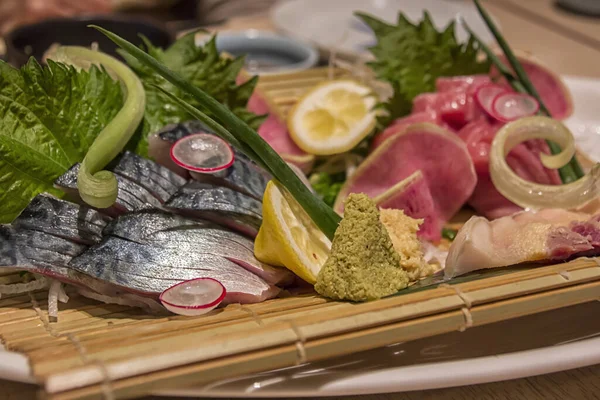 Sashimi Sushi Sobre Plato Restaurante Tradicional Japonés Tokio Japón —  Fotos de Stock