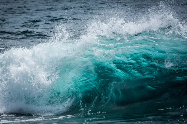 青い海の波の素晴らしいショット 完璧な壁紙や背景 — ストック写真