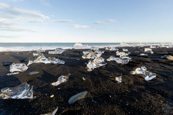 Close Pedaços Gelo Espalhados Reynisfjara Black Sand Beach Islândia — Fotografia de Stock