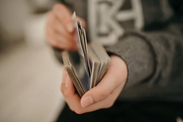 Tiro Close Mãos Segurando Cartas — Fotografia de Stock