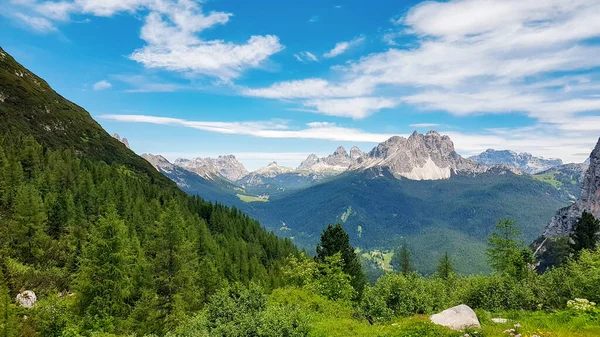 Paesaggio Colline Rocciose Ricoperte Foreste Sotto Luce Del Sole Cielo — Foto Stock