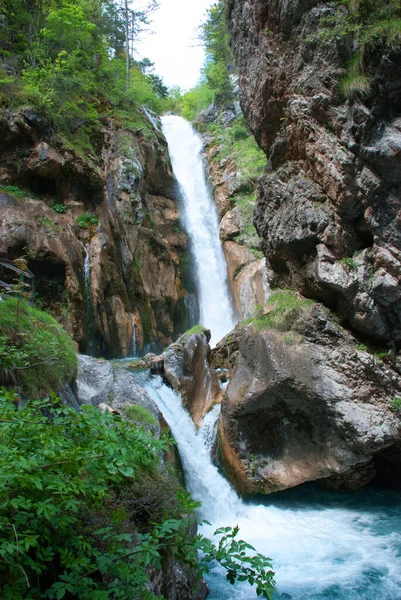 Eine Vertikale Aufnahme Von Wasserfällen Mit Bäumen Und Viel Grün — Stockfoto