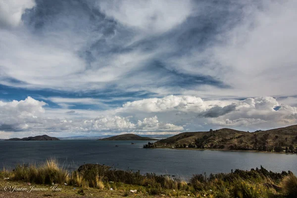 구름낀 언덕이 호수의 아름다운 — 스톡 사진