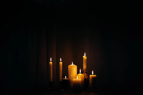 Detailní Záběr Hořících Svíček Tmavé Místnosti — Stock fotografie