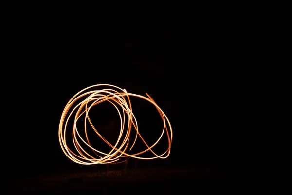 スチールウールで完璧な光絵 夜の花火大会 — ストック写真