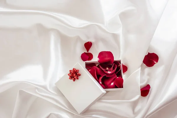 Czerwone Płatki Róż Pudełku Białym Tekstyliów Walentynki — Zdjęcie stockowe
