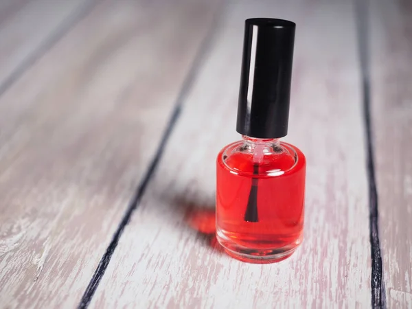 Eine Nahaufnahme Von Schuss Eines Roten Nagelbehandlungsöls Auf Einem Holztisch — Stockfoto