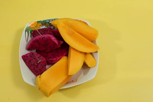 Widok Góry Płyty Świeżego Dojrzałego Mango Plasterki Owoców Smoka Izolowane — Zdjęcie stockowe
