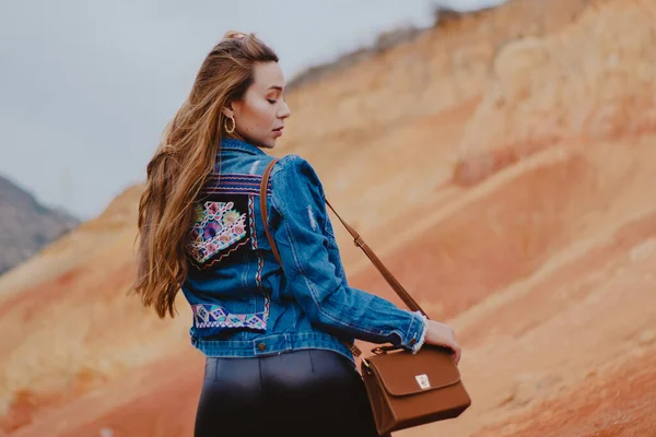 Eine Modische Frau Mit Cooler Jeansjacke Posiert Auf Den Steinen — Stockfoto