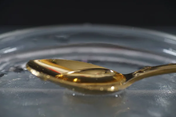 Une Mise Point Sélective Eau Sur Une Cuillère Dorée — Photo